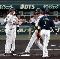 ４回、森下は四球で出塁し福島と交代する（撮影・山口登）