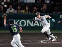 １回、投ゴロに倒れる佐藤輝（撮影・山口登）