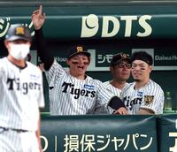 ５回、梅野が右前打を放ちベンチで喜ぶ森下と佐藤輝（撮影・山口登）