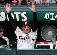４回、梅野が安打を放つとベンチでバンザイをする森下（撮影・田中太一）