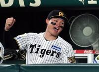４回、梅野が安打を放つとベンチでガッツポーズを決める森下（撮影・田中太一）