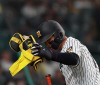 ４回、代走を送られベンチに戻る森下（撮影・西田忠信）