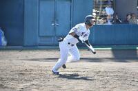 ３回、右翼線へ二塁打を放つ前川