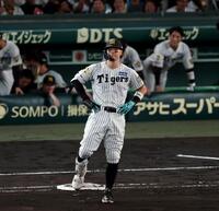 ６回、右飛に倒れる佐藤輝（撮影・山口登）