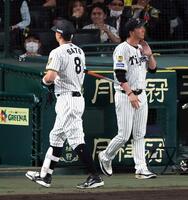 ８回、佐藤輝は空振り三振に倒れベンチに戻る（撮影・山口登）