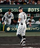 ６回、右飛に倒れる佐藤輝（撮影・山口登）