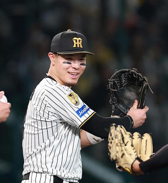 阪神・佐藤輝明が史上９人目の三冠王！