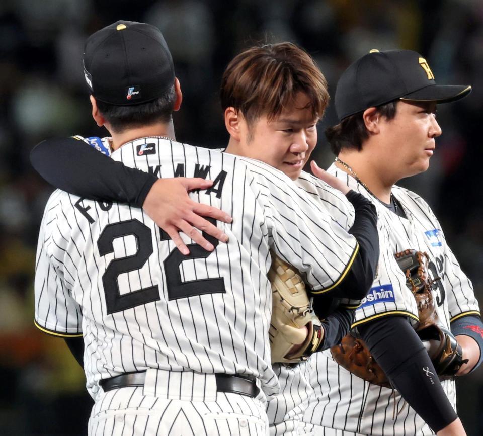 ２回、西勇は交代を告げられマウンドで藤川監督と抱擁する（撮影・山口登）