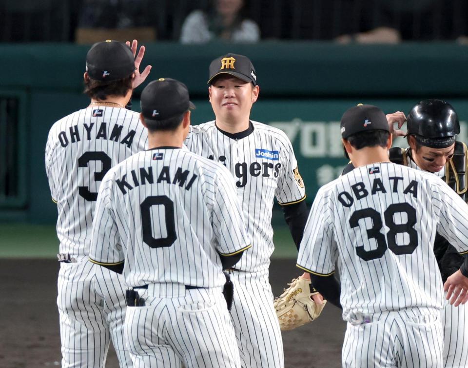 ２回、現役ラスト登板を終えタッチを交わす西勇（撮影・立川洋一郎）