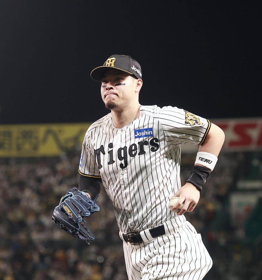 １１回、イニング間のキャッチボールを終えた佐藤輝（撮影・西田忠信）