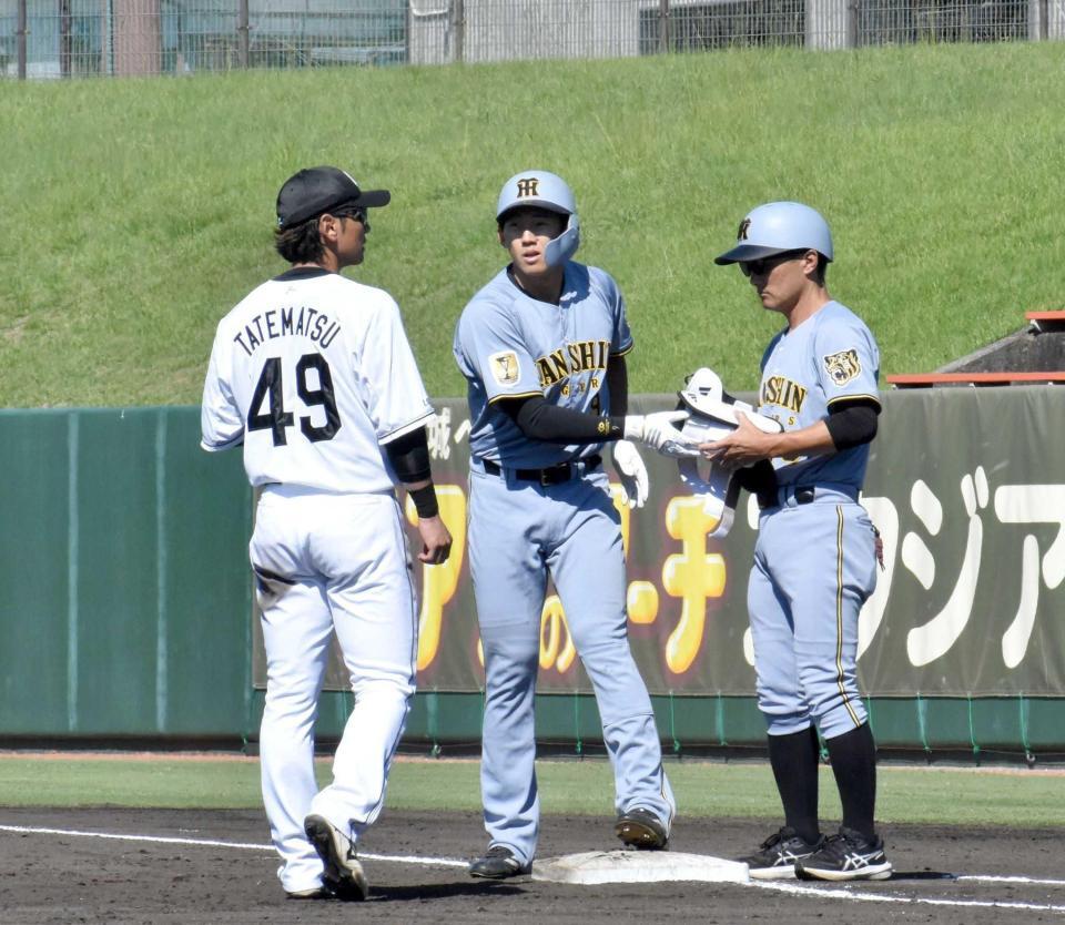 　５回、左前打で出塁する立石（中央）＝撮影・河西俊輔