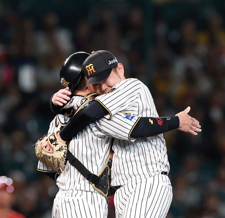投球を終え、梅野と抱き合う西勇（撮影・西田忠信）