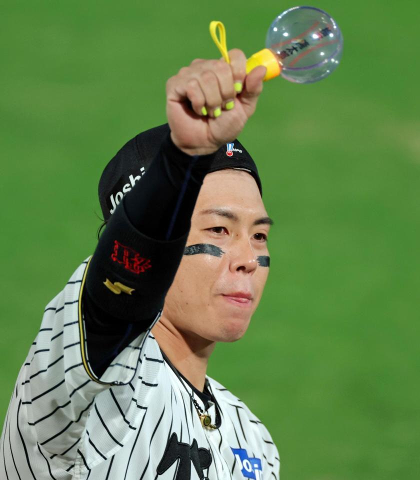 場内を一周しファンの歓声に応える梅野（撮影・立川洋一郎）