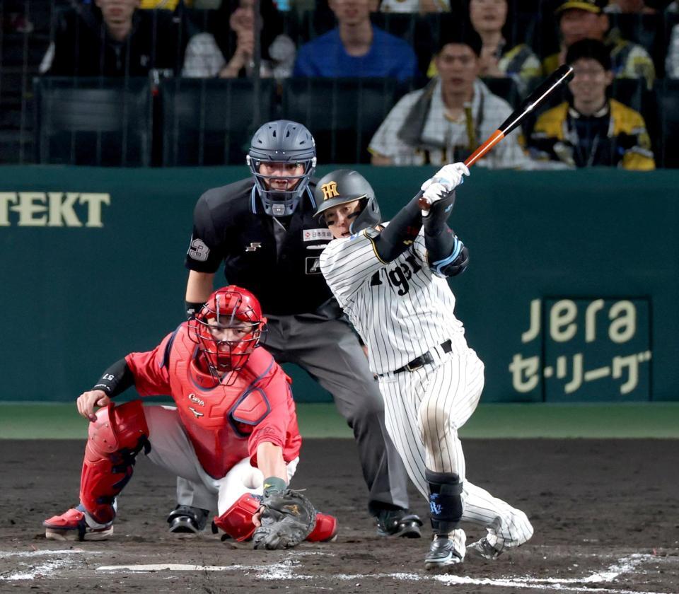 １１回、サヨナラとなる適時内野安打を放つ梅野（撮影・立川洋一郎）