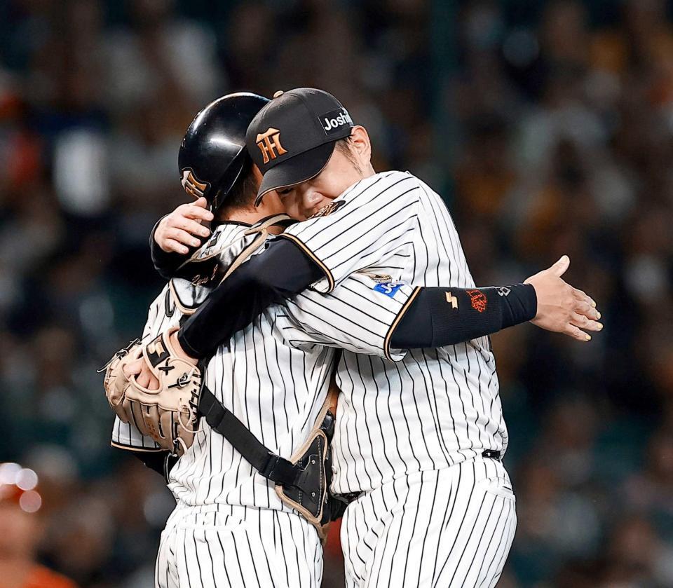 　投球を終え、梅野と抱き合う西勇（撮影・西田忠信）