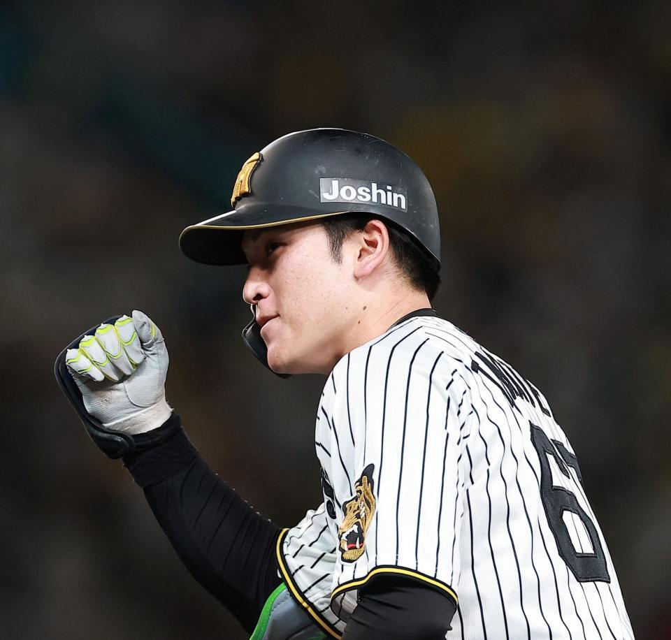 ７回、同点打を放ちガッツポーズする高寺（撮影・西田忠信）