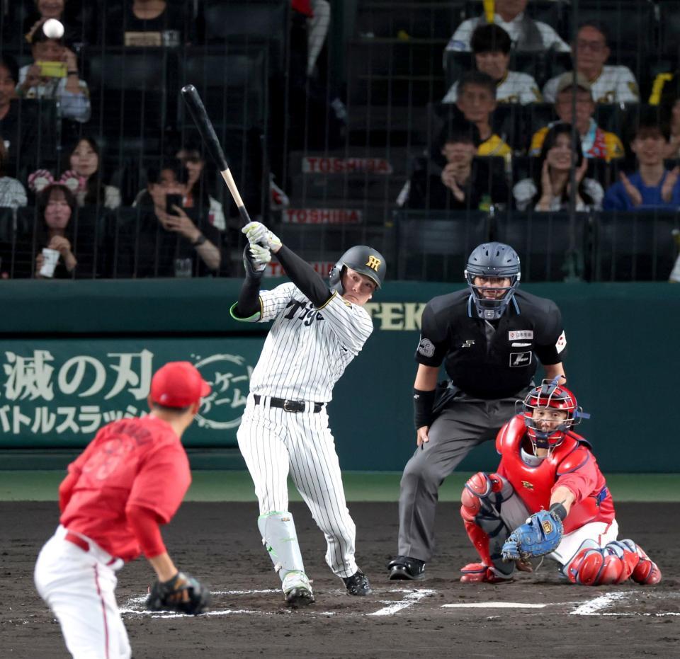 ７回、中前へ同点適時打を放つ高寺（撮影・立川洋一郎）