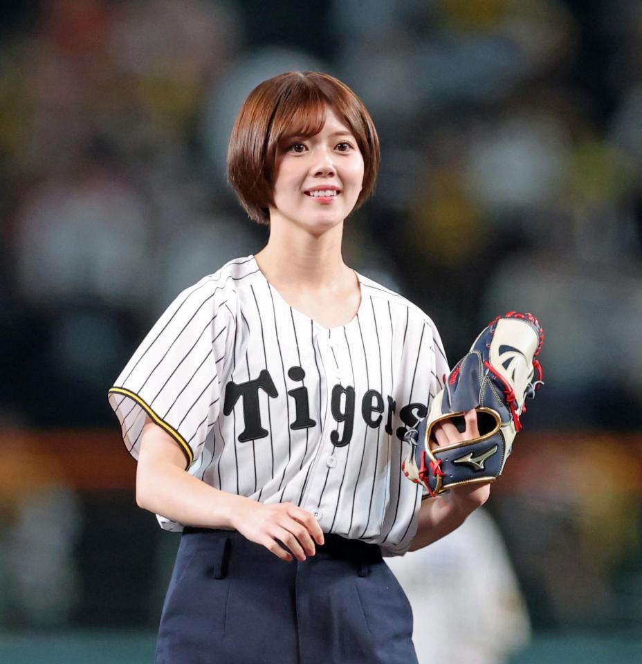 始球式を務め笑顔を見せるＮＭＢ４８・坂下真心（撮影・立川洋一郎）