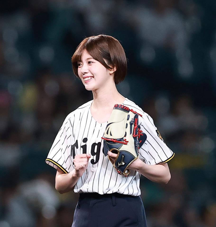 始球式を終え笑顔のＮＭＢ４８・坂下真心（撮影・西田忠信）