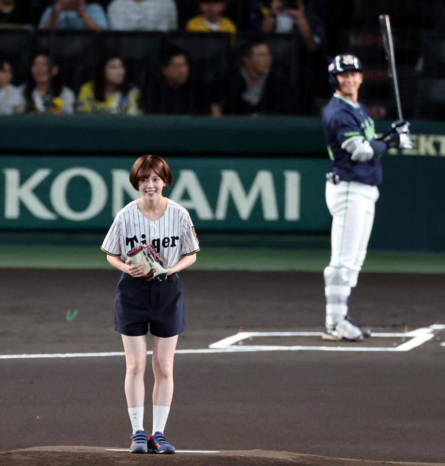 始球式でマウンドに立つＮＭＢ４８・坂下真心（撮影・山口登）