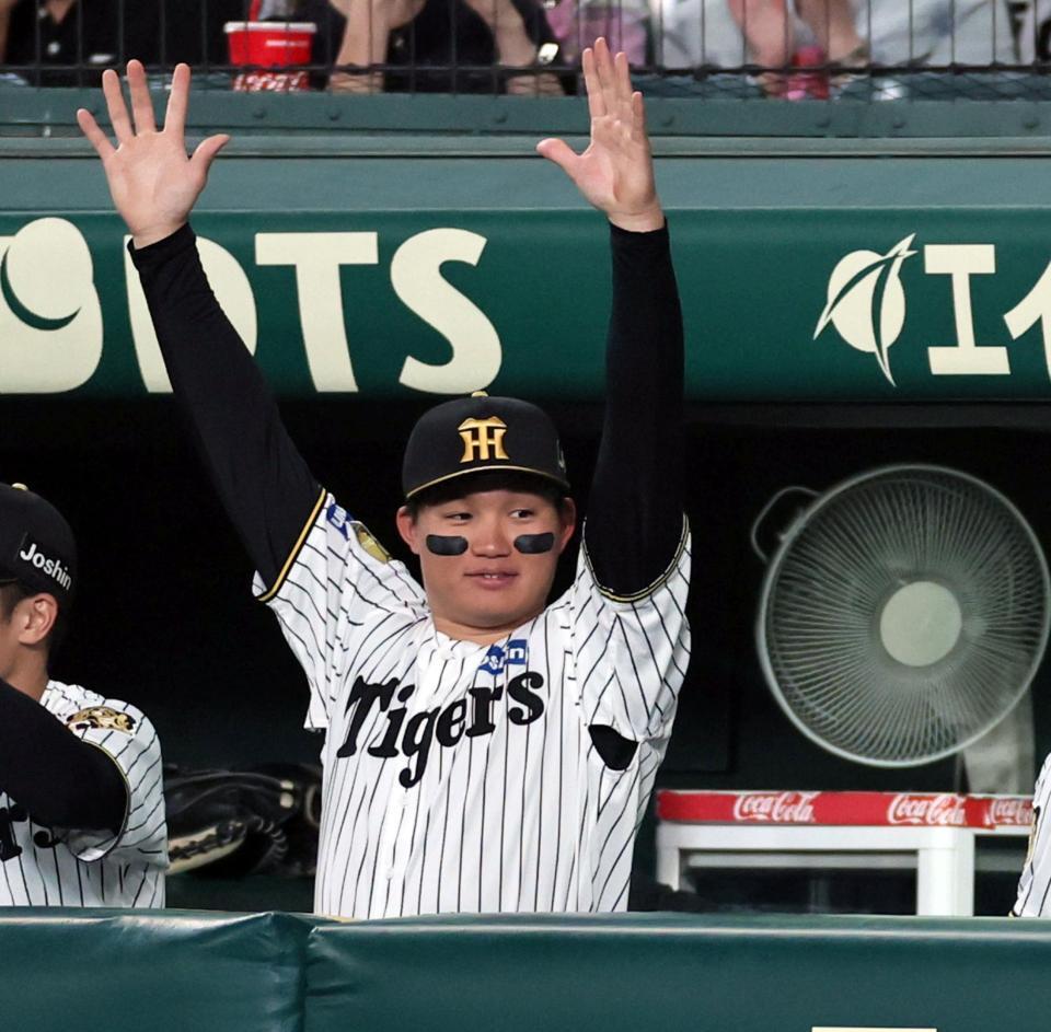 ４回、梅野が安打を放つとベンチでバンザイをする森下（撮影・田中太一）
