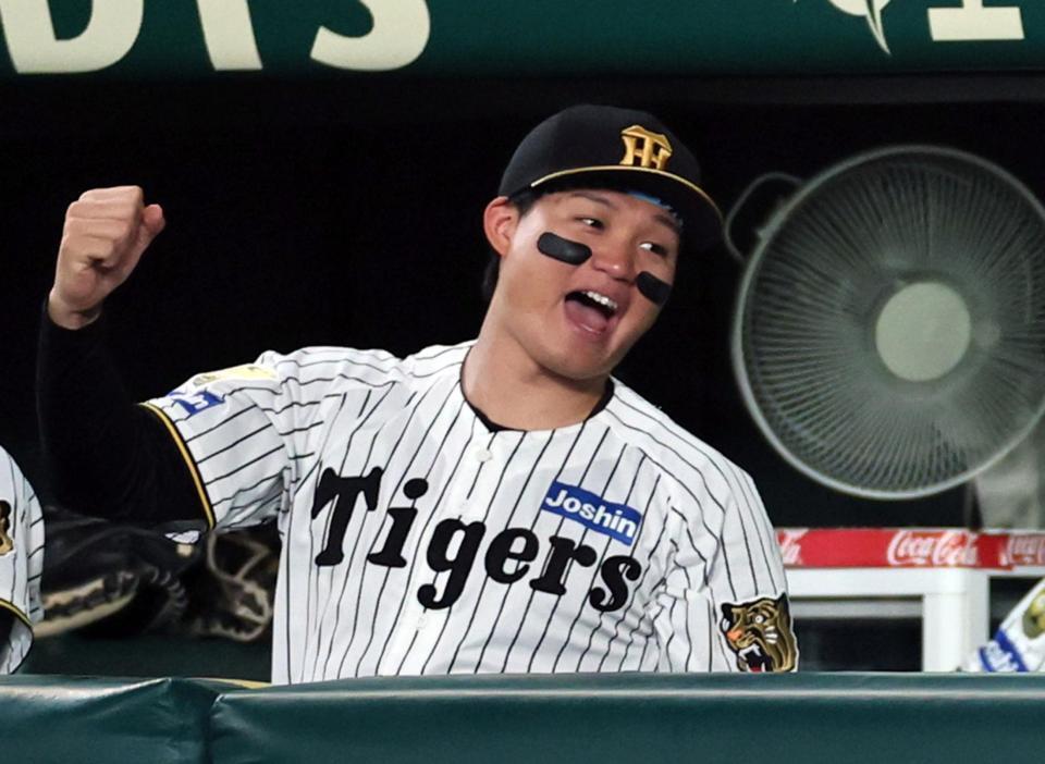 ４回、梅野が安打を放つとベンチでガッツポーズを決める森下（撮影・田中太一）