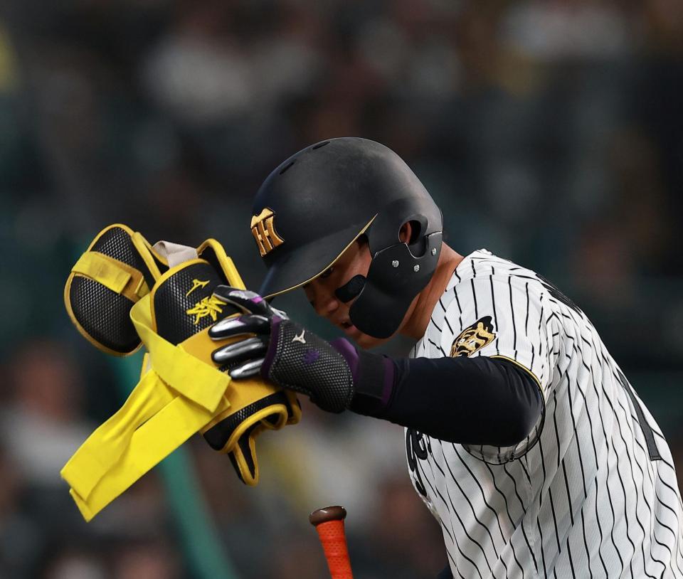 ４回、代走を送られベンチに戻る森下（撮影・西田忠信）