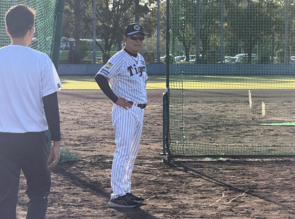 練習を見守る平田２軍監督