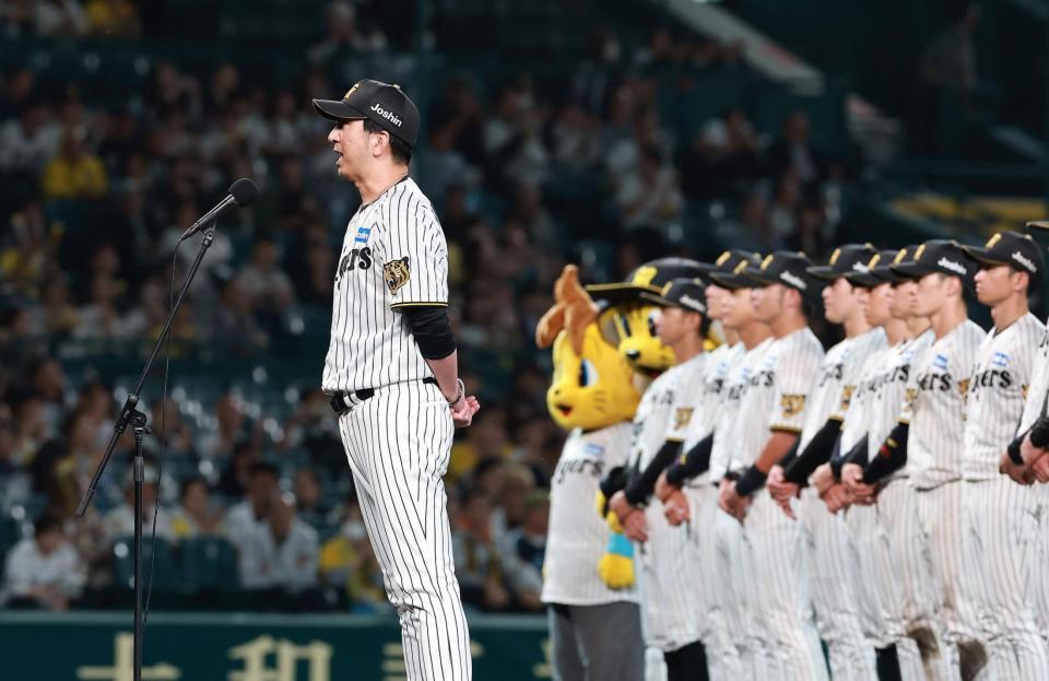 最終戦セレモニーであいさつをする藤川監督（撮影・西田忠信）