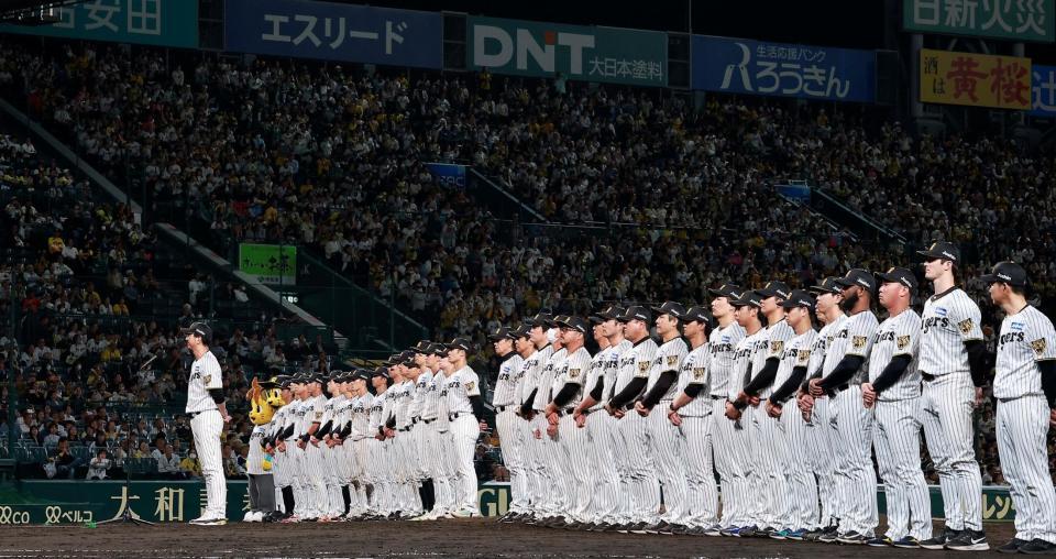 最終戦セレモニーであいさつをする藤川監督（撮影・西田忠信）
