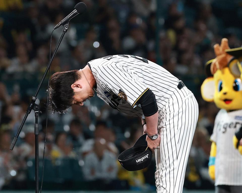ファンへのあいさつを終え、一礼する藤川監督（撮影・西田忠信）