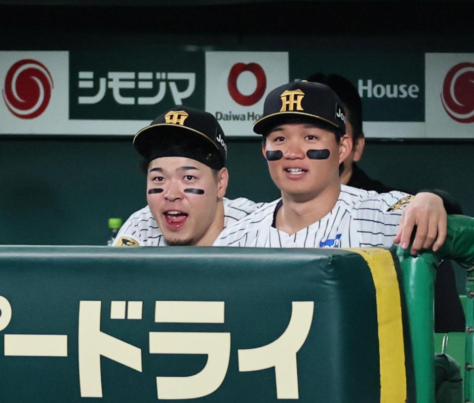 三冠王の佐藤輝（左）と最高出塁を獲得した森下はベンチから戦況を見守る（撮影・田中太一）