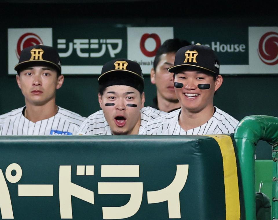 三冠王の佐藤輝（左）と最高出塁を獲得した森下はベンチから戦況を見守る（撮影・田中太一）