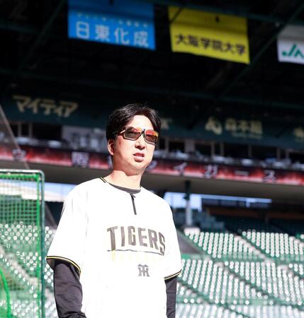 試合前練習を見る阪神・藤川球児監督＝甲子園（撮影・西田忠信）