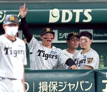 　５回、梅野が中前打を放ち、ベンチで喜ぶ森下と佐藤輝（撮影・山口登）