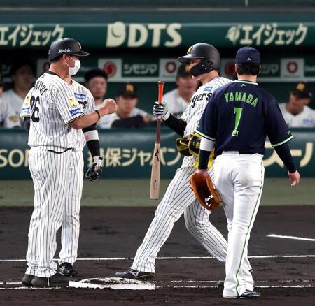 ４回、森下は四球で出塁し福島と交代する（撮影・山口登）