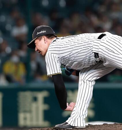 ８回から登板する阪神・岩崎優＝甲子園（撮影・西田忠信）