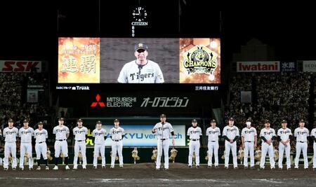 　レギュラーシーズンを終え、あいさつする藤川監督（中央）＝撮影・田中太一