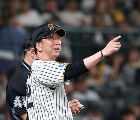８回を終え、交代を告げる阪神・藤川球児監督＝甲子園（撮影・西田忠信）