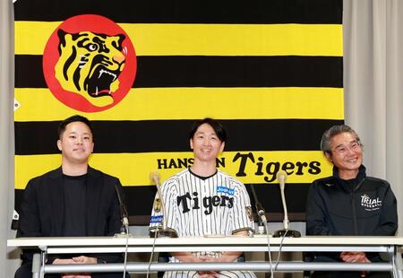 ＴＲＩＡＬ　ＢＡＳＥＢＡＬＬ×ＬＩＮＫ　ＵＰの会見をする（左から）石井僚介氏、阪神・近本光司、阪神・嶌村聡野球振興室長＝甲子園（撮影・西田忠信）