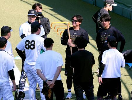 練習前の円陣で話を聞く（左奥から）才木、村上、高橋（撮影・立川洋一郎）