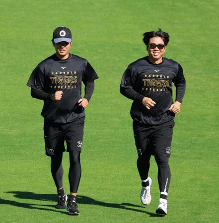 並んでランニングする高橋（左）と村上（撮影・立川洋一郎）