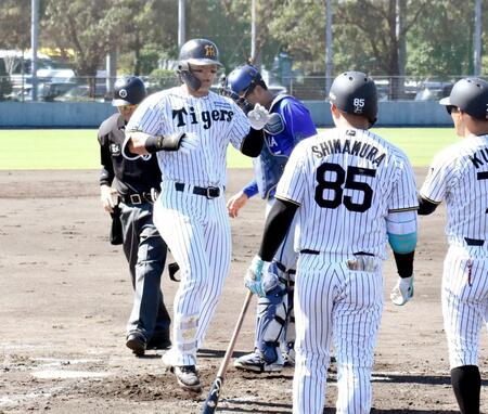 　２回、同点ソロを放ち生還する前川（撮影・河西俊輔）