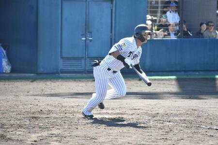 ３回、右翼線へ二塁打を放つ前川