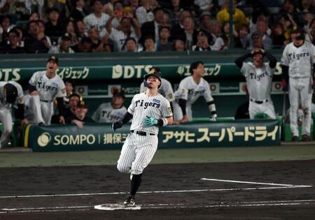 ６回阪神無死、右飛に倒れる阪神・佐藤輝明＝甲子園（撮影・山口登）＝８日
