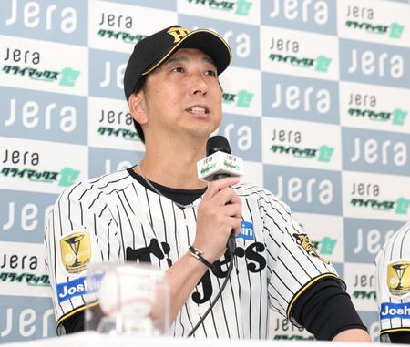 会見する藤川監督（撮影・中田匡峻）