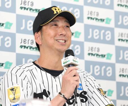 明るい表情を見せる阪神・藤川球児監督＝甲子園（撮影・中田匡峻）