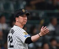 ４回、森下に代走を送る藤川監督（撮影・西田忠信）
