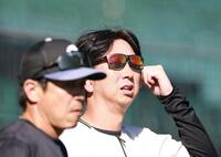 阪神・藤本敦士総合コーチ（手前）と話す阪神・藤川球児監督＝甲子園（撮影・西田忠信）