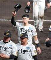 最終戦を終えファンの歓声に応える佐藤輝（撮影・立川洋一郎）